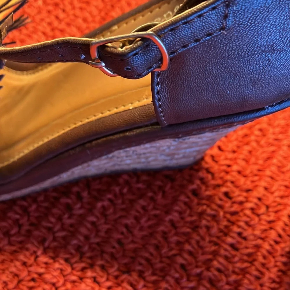 Olive Street Brown Feather Wedge Sandles.4” Heel. Sz 7 Preowned Excellent Shape — image 7 of 8
